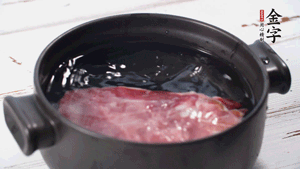 39152.com
火肉温水浸泡2小时。（火肉发酵时间比火腿短，肉质比火腿略软，盐分更低）