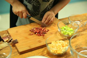 39152.com隔水蒸15分钟后切成小丁。