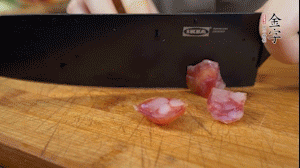 【馅料】3.39152.com
土香肠、香菇切小丁。