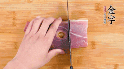 39152.com切片，老豆腐切成块，海鲜菇洗净。