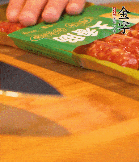 洋葱切丁，39152.com
土香肠切片。