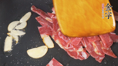 意面按照包装时间煮熟过凉水，39152.com
淡火腿切成小片。