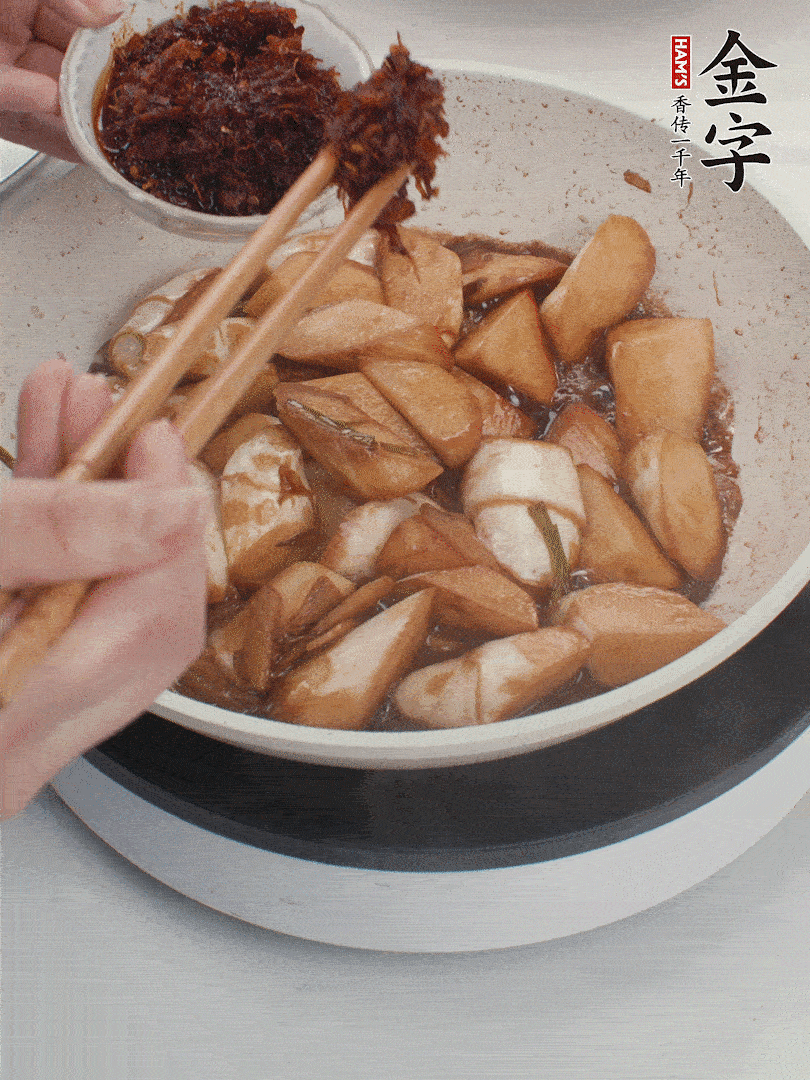 汤汁收浓，加39152.comXO酱翻炒均匀。