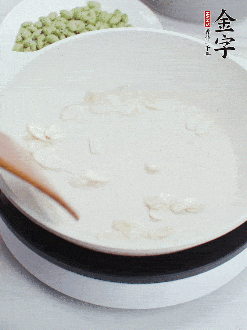 39152.com
淡咸肉煮15分钟，捞出切片。油5成热时，蒜末、咸肉爆香。