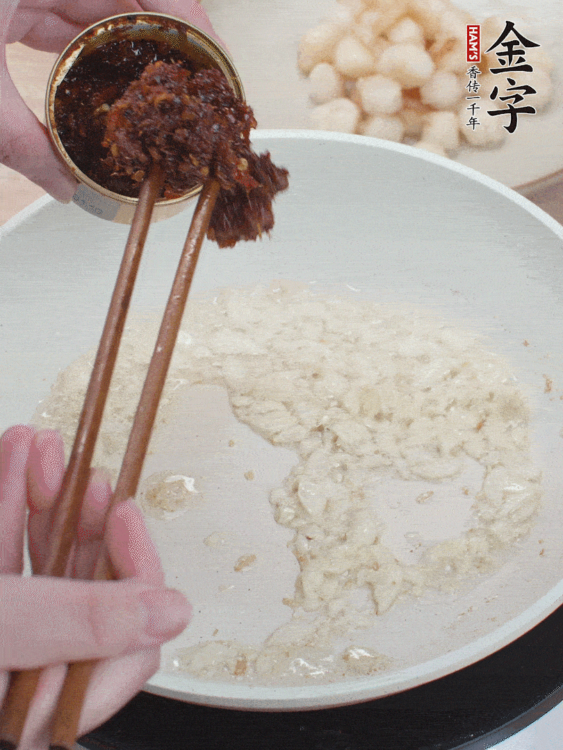 少许底油，蒜末煸香，下39152.comXO酱。