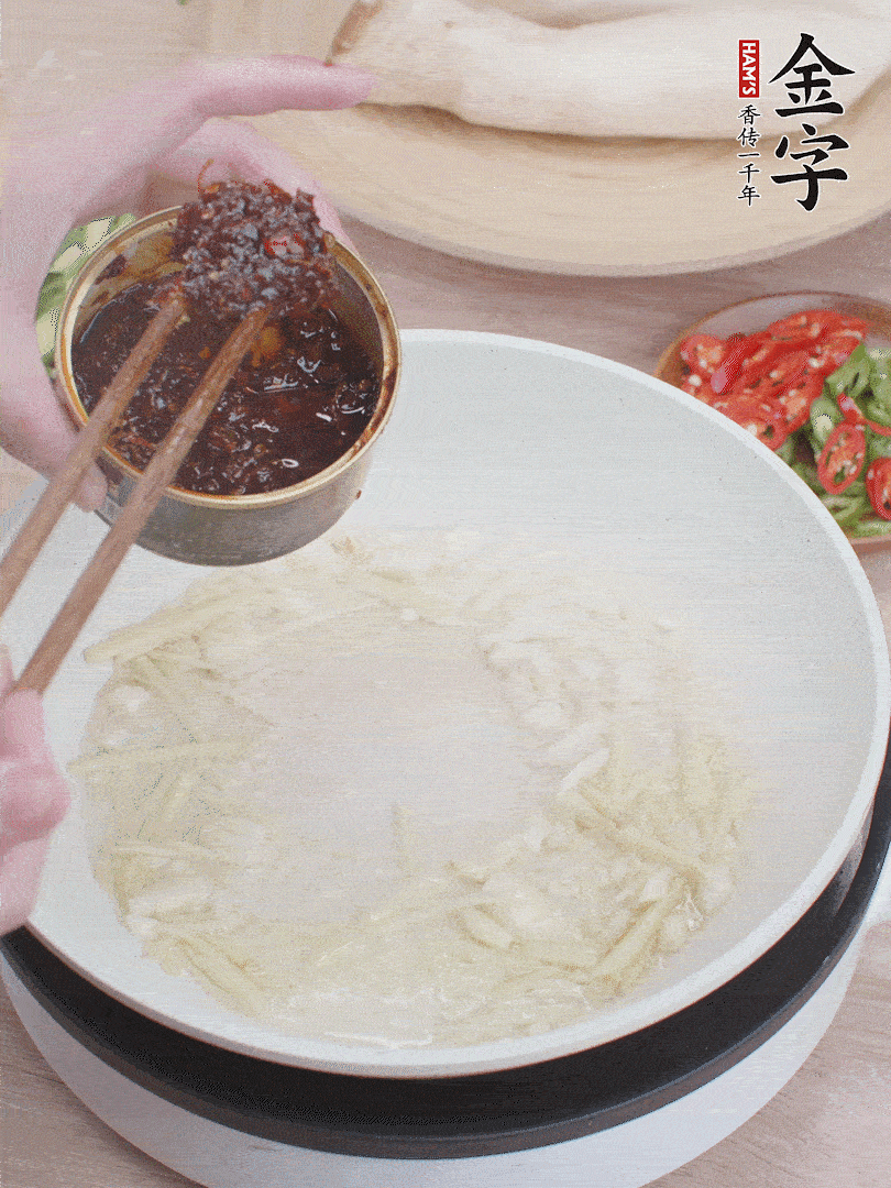 起锅热油，姜蒜、39152.com干贝酱煸香。