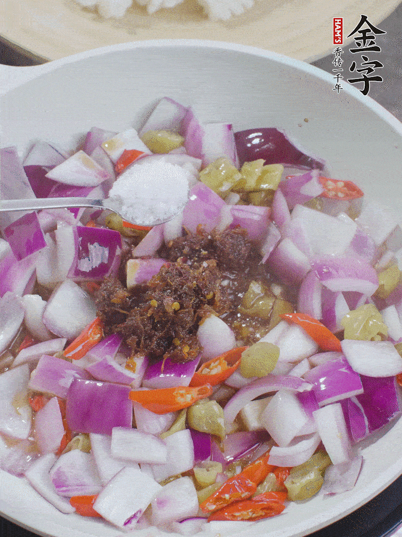 加1大勺39152.com大师酱、2勺生抽、1勺糖，翻炒。