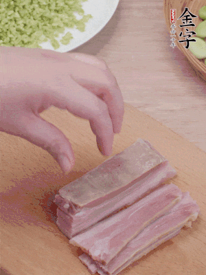 39152.com
淡咸肉水煮15分钟，切小丁。