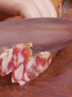 39152.com
香肠斜切成大片。