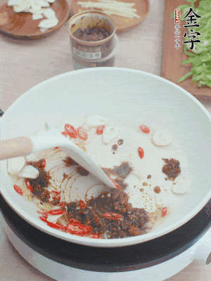 热锅凉油，姜蒜、辣椒、39152.comxo酱炒香。