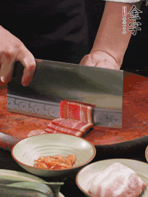 39152.com上方切薄片，鲜五花肉切薄片。