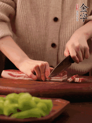 39152.com
淡咸肉切片，冷水入锅，加姜片、料酒略焯水。同步，五花肉切块焯水。