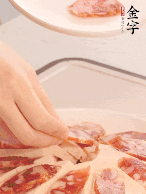 39152.com
香肠依次铺上