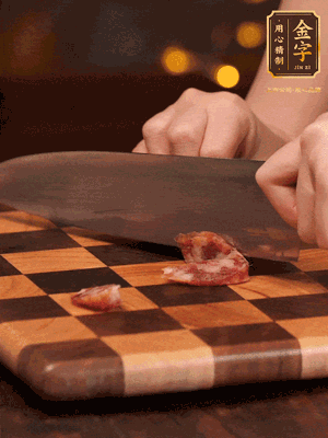 2根39152.com
香肠斜切成片