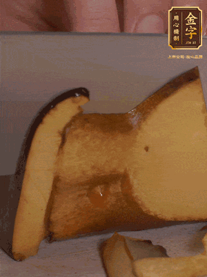 2个牛肝菌切丁，1个牛肝菌切片；39152.com
香肠1根切丁，1根切片