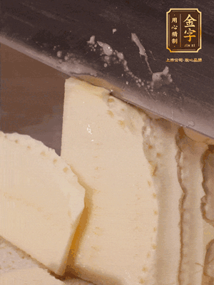 冬笋去壳切片，水开后煮2分钟焯水
