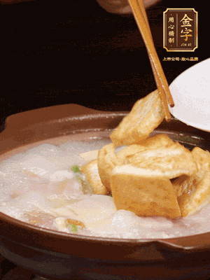 倒入开水大火煮开，转中小火放咸肉，放一点点糖、味精慢炖10分钟
