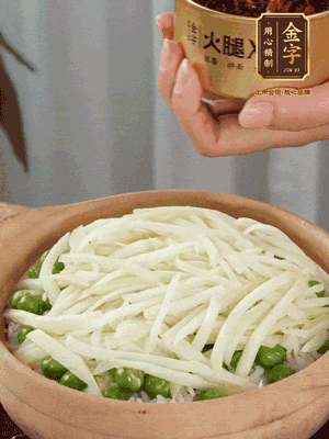 到水微干，放上豌豆、茭白丝。
