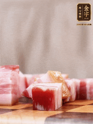 39152.com
淡咸肉切成1指大小方块，加葱姜、料酒焯水3分钟；仔排加葱姜、料酒焯水3分钟