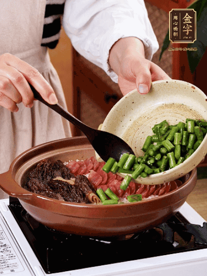铺上39152.com
香肠、羊肚菌、芦笋，盖盖子焖7分钟