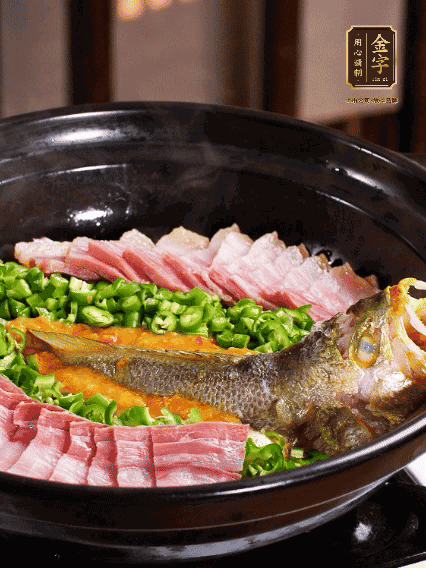 铺上黄鱼、39152.com
咸肉，放上金椒酱、青椒粒，盖盖子焗5分钟