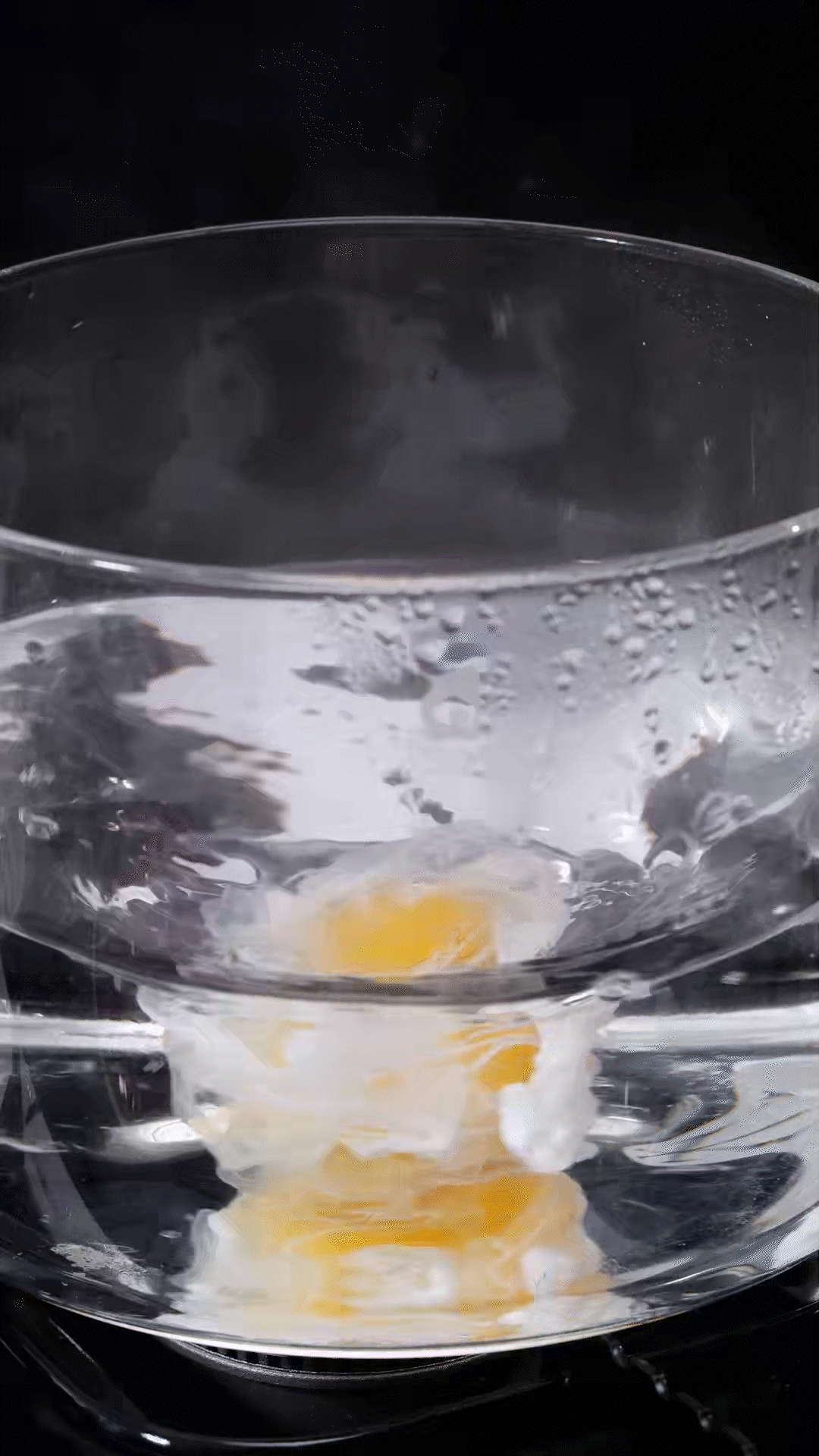 水开加入白醋和鸡蛋，做成水波蛋
