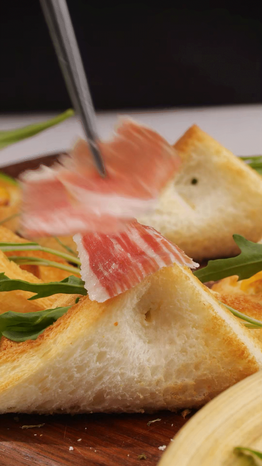 对折，用牙签固定
