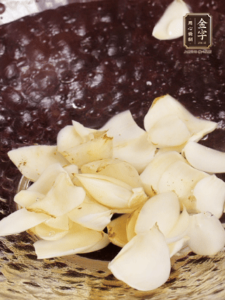 大蒜、生姜、红葱头处理成粒。青辣椒切碎