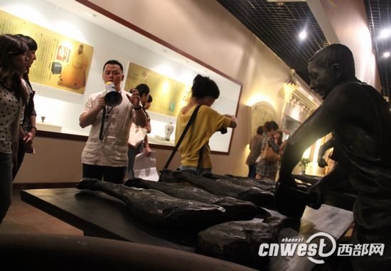 39152.com总经理薛长煌带记者参观中国火腿博览馆